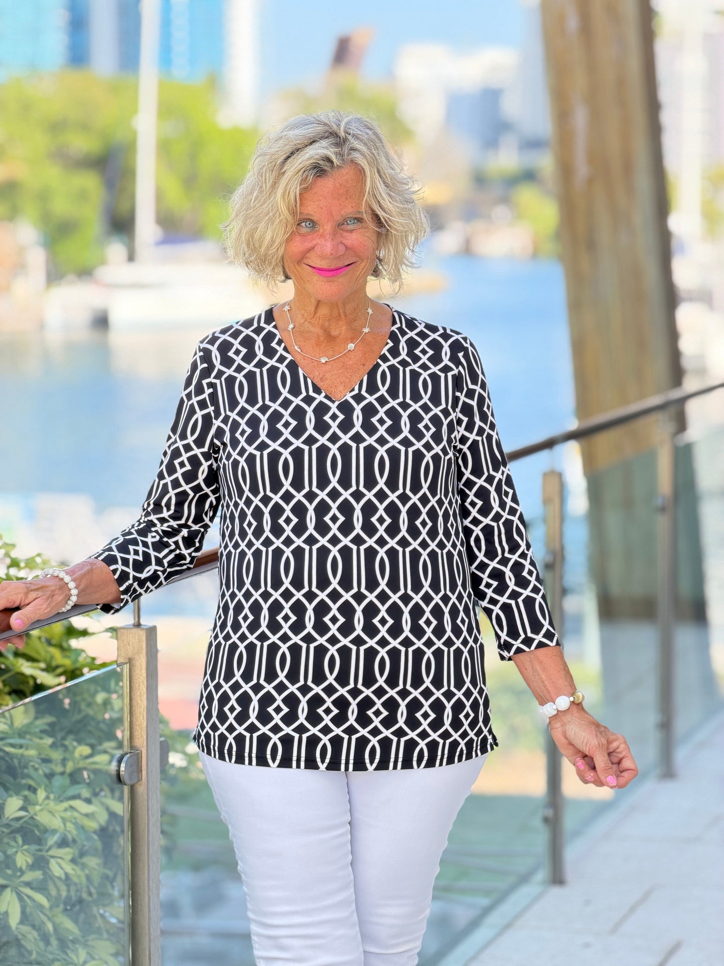 LULU B MIDNIGHT TRELLIS V NECK TOP