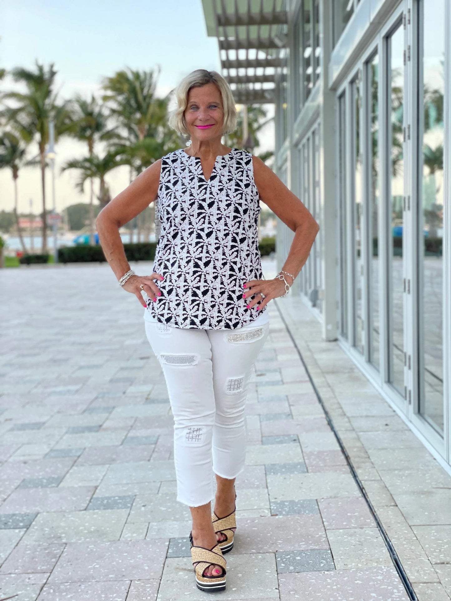 BLACK AND BEIGE SLEEVELESS TOP