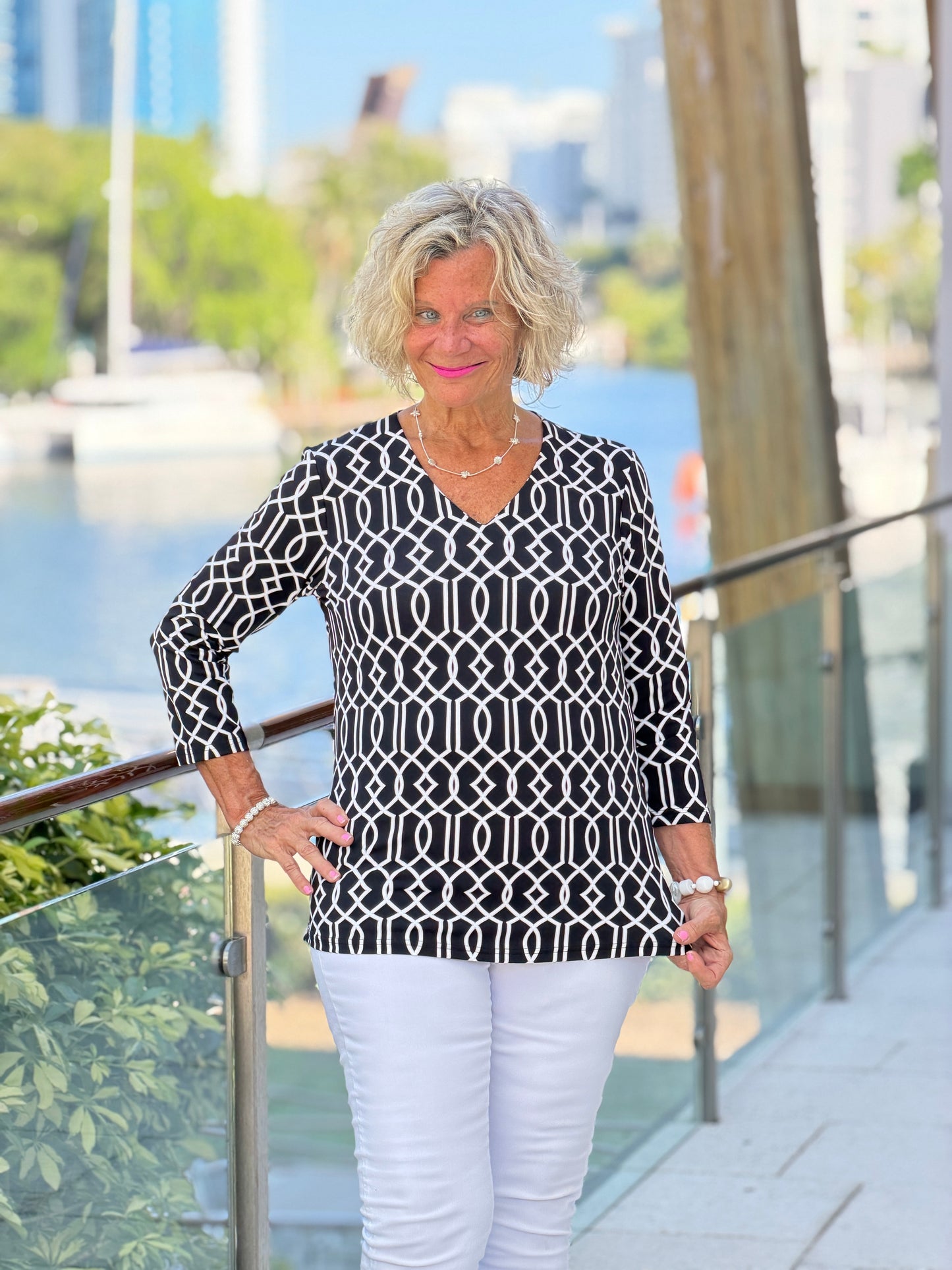 LULU B MIDNIGHT TRELLIS V NECK TOP