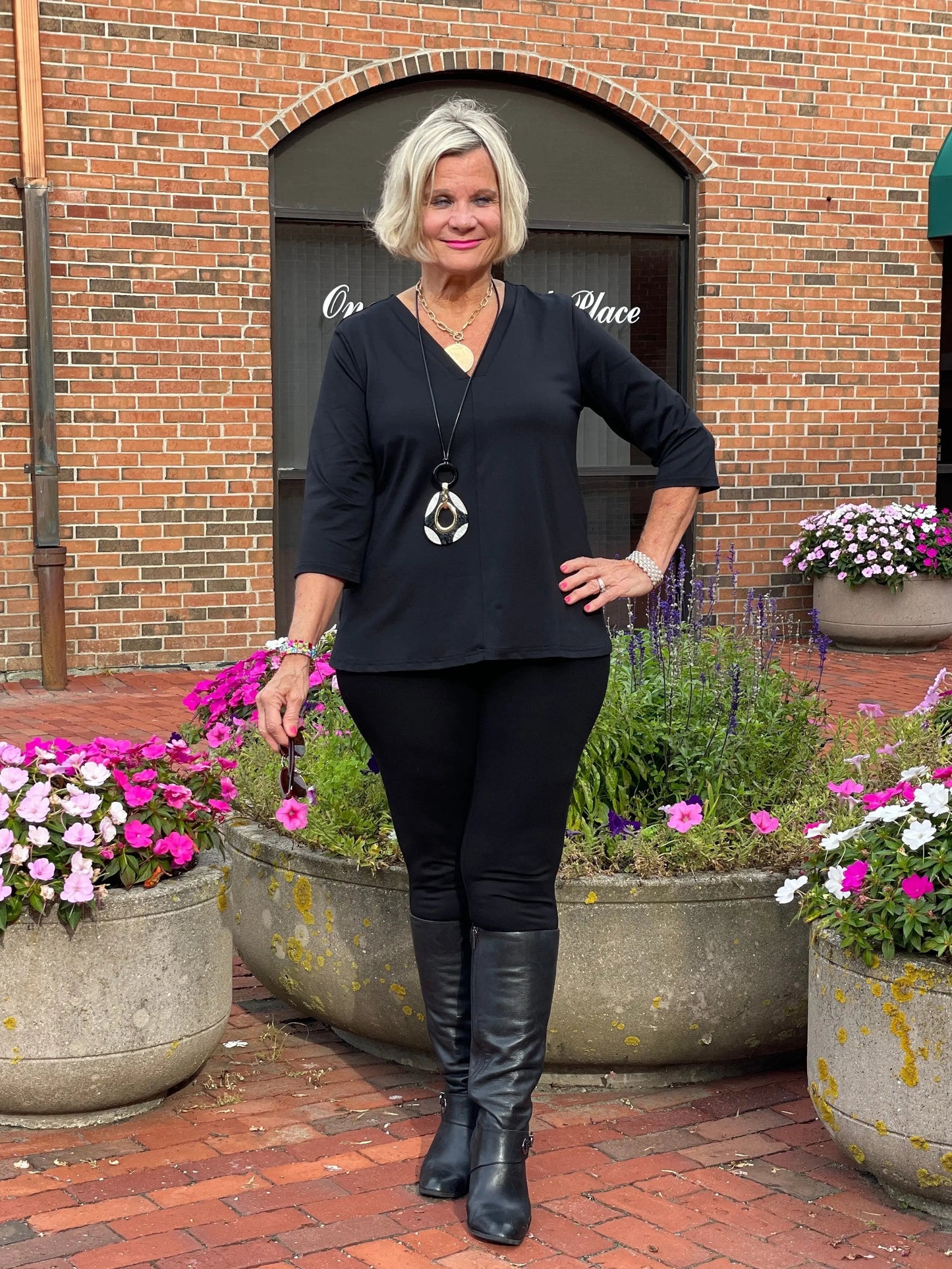LULU-B BLACK TAILORED V SLEEVE