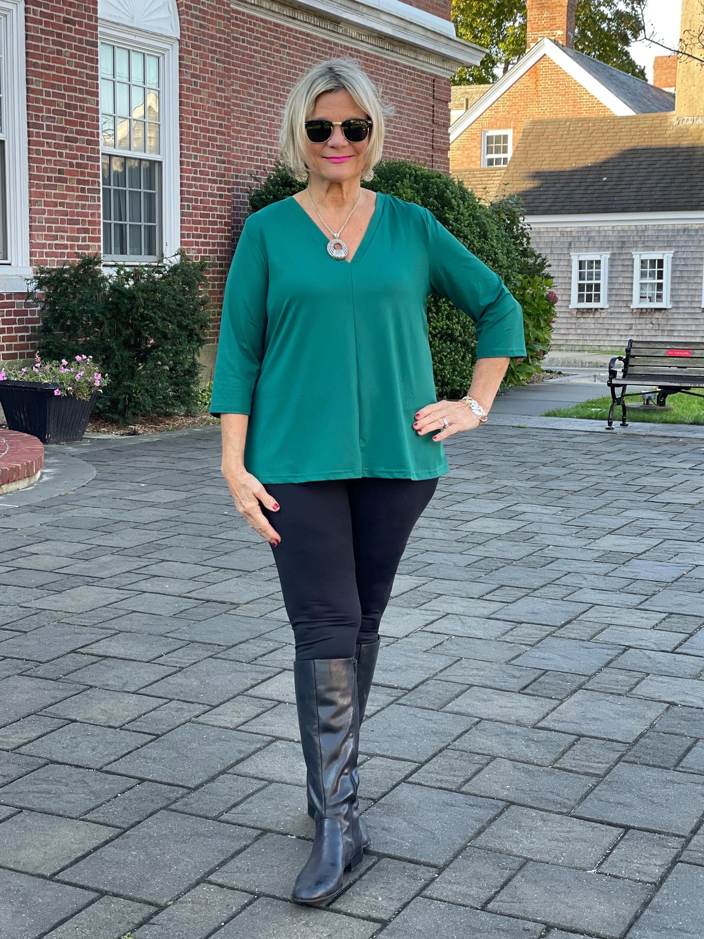 LULU-B EMERALD TAILORED V SLEEVE TOP