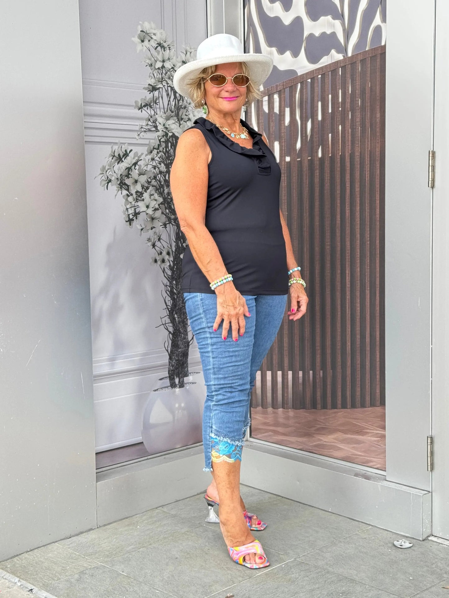 BLACK SLEEVELESS RUFFLE TOP