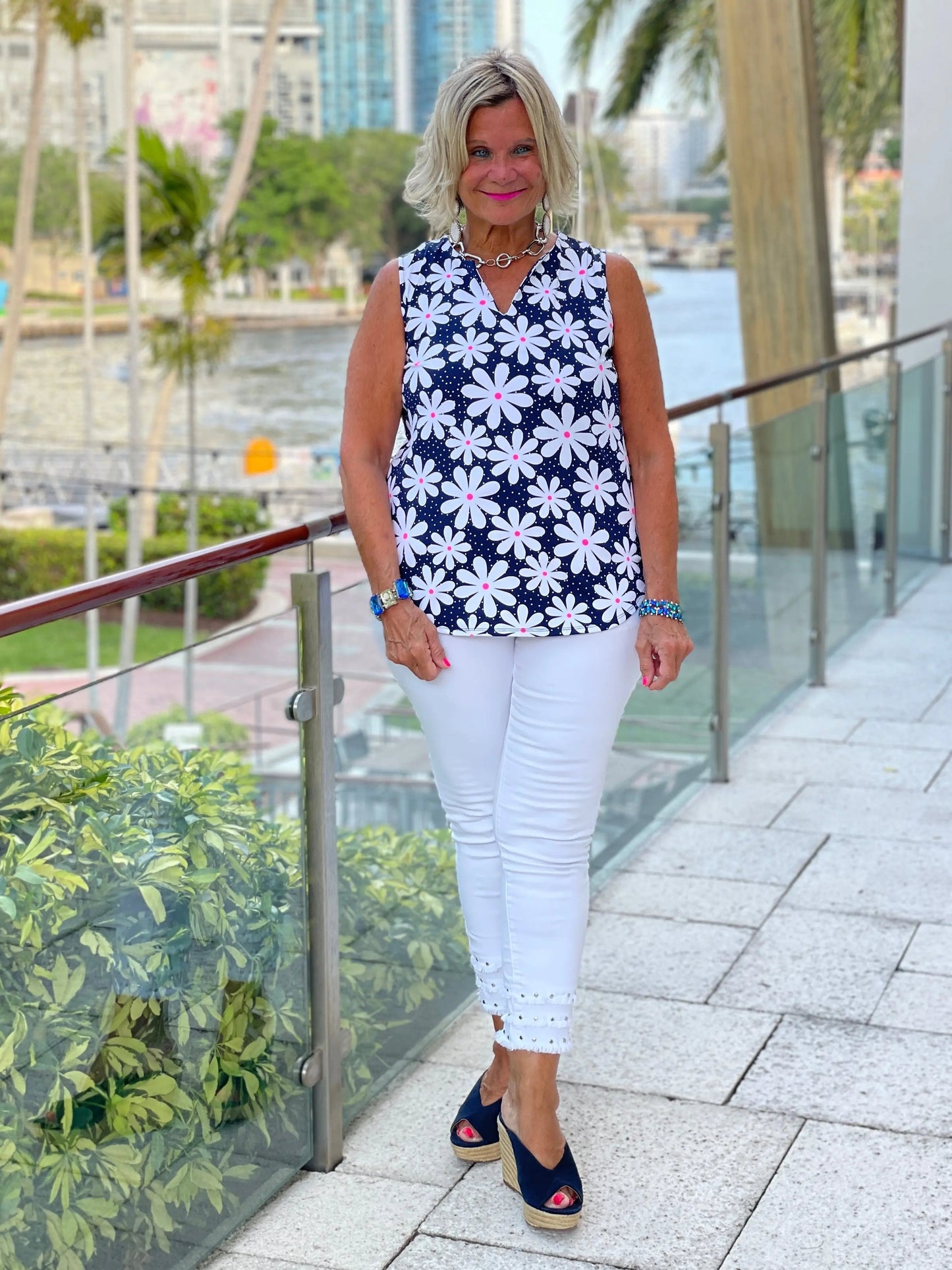 DAISY DAY SLEEVELESS V-NECK TOP