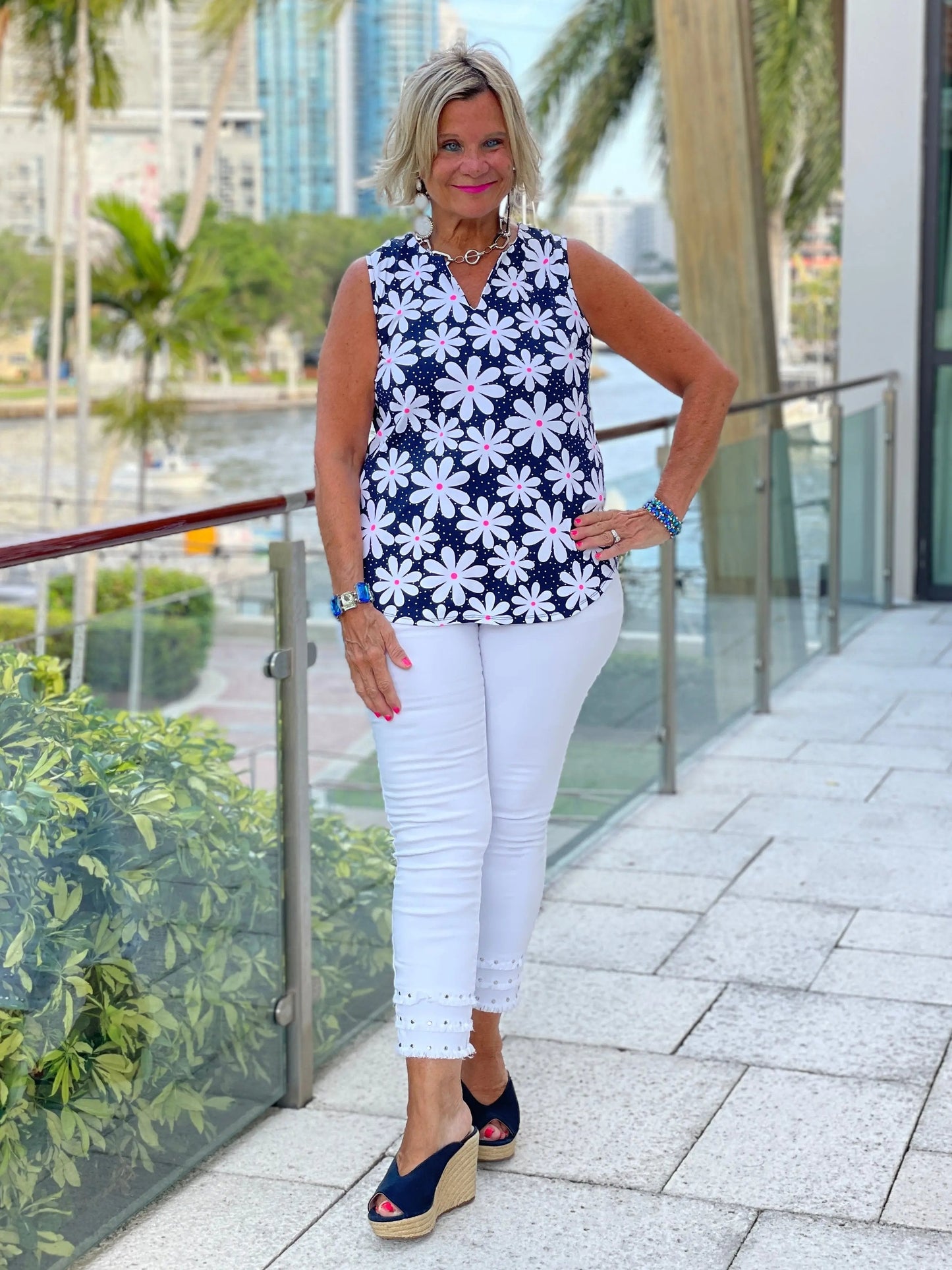 DAISY DAY SLEEVELESS V-NECK TOP