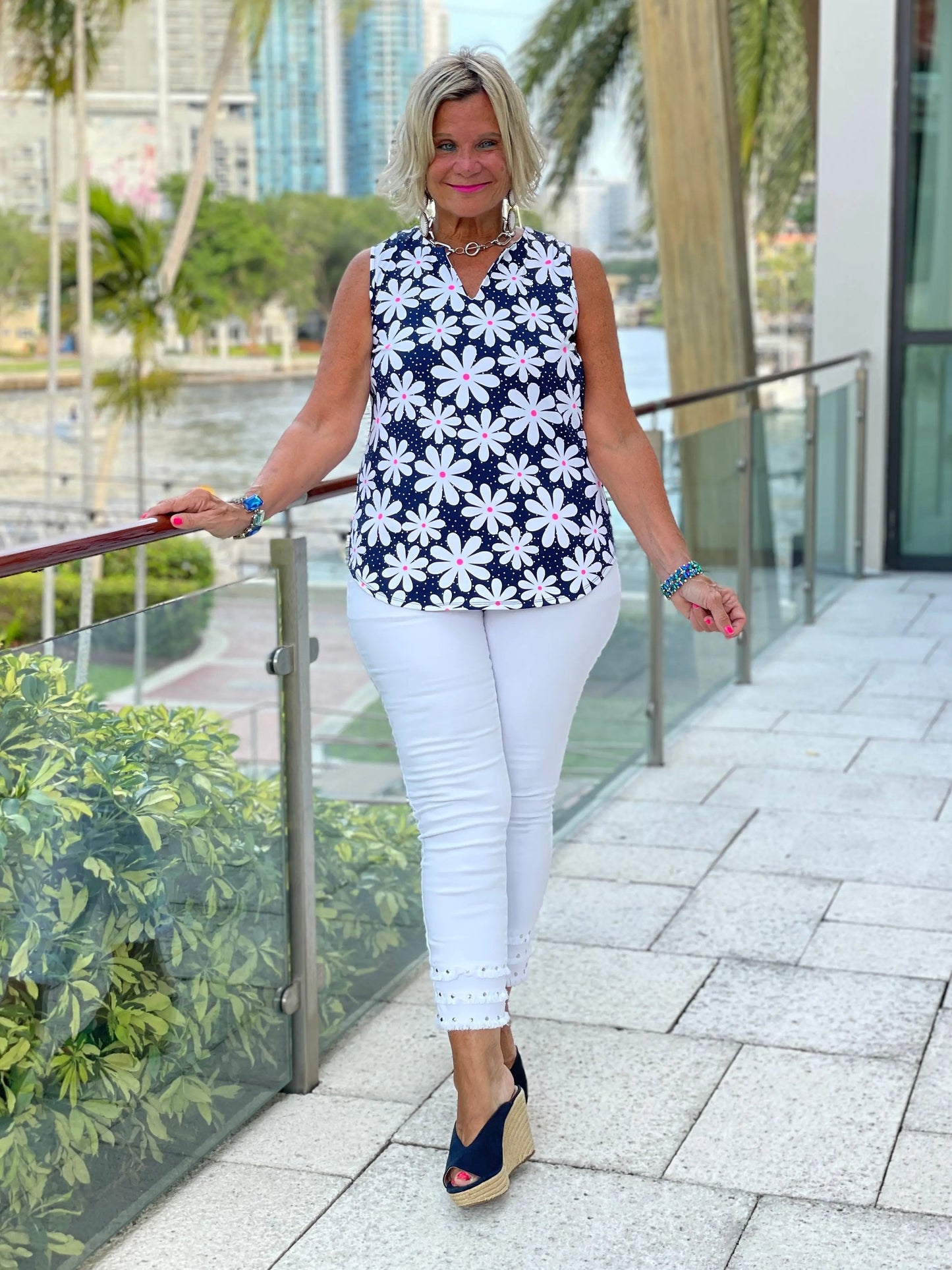 DAISY DAY SLEEVELESS V-NECK TOP
