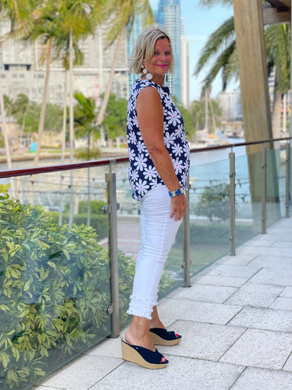 DAISY DAY SLEEVELESS V-NECK TOP