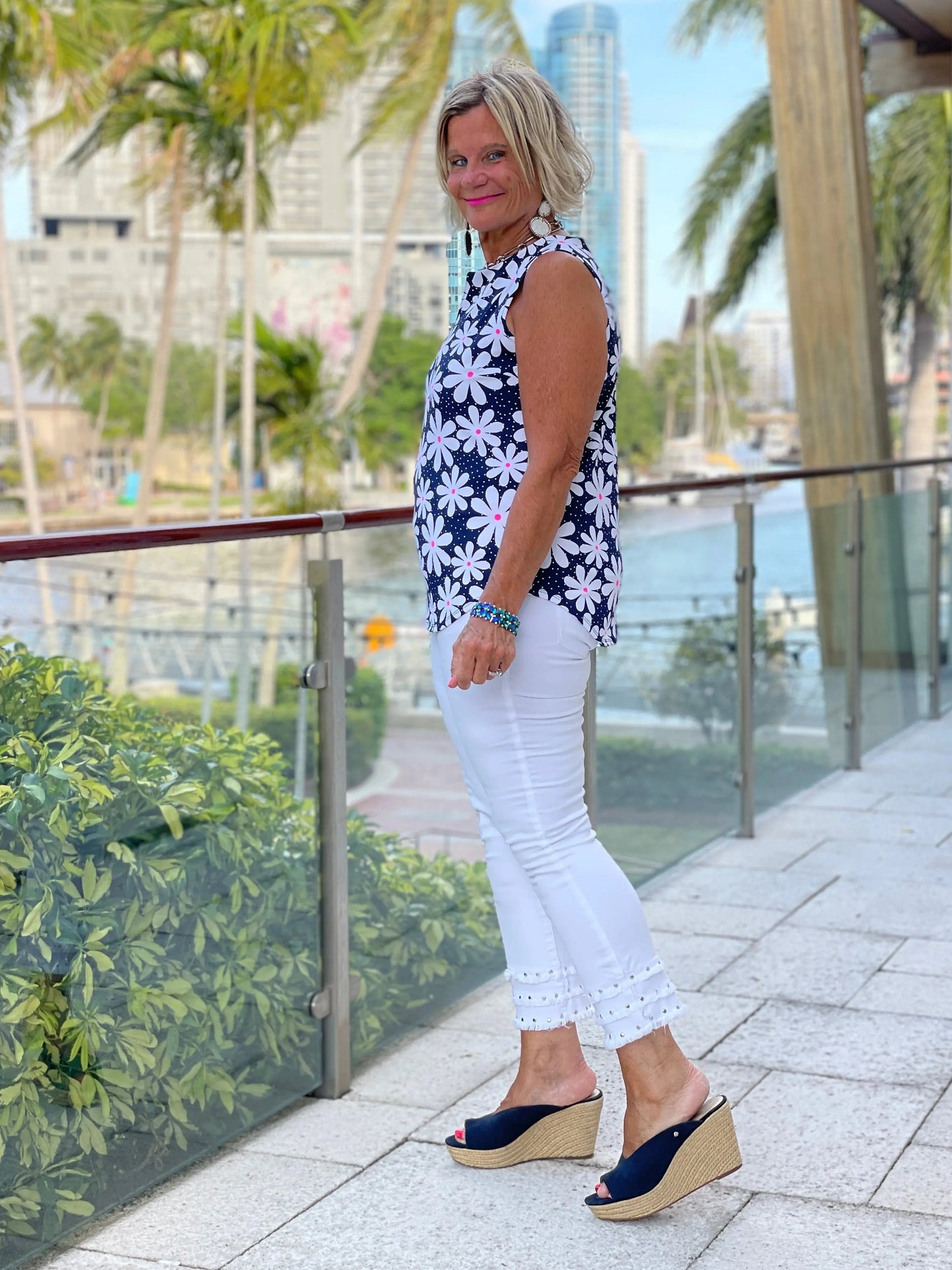 DAISY DAY SLEEVELESS V-NECK TOP