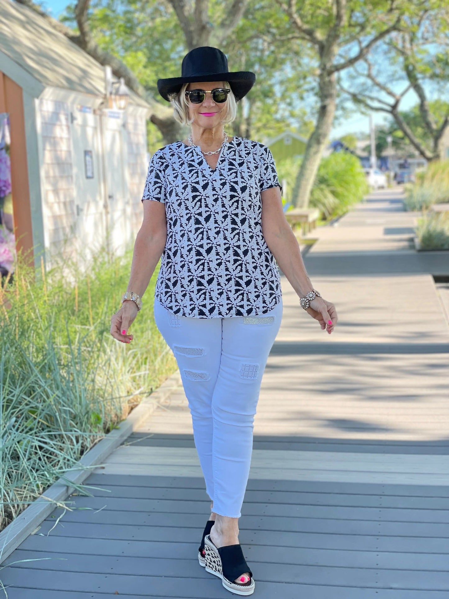 BLACK AND BEIGE SHORT SLEEVE