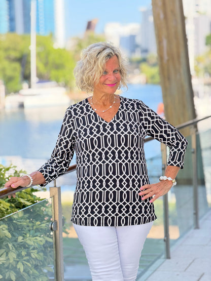 LULU B MIDNIGHT TRELLIS V NECK TOP