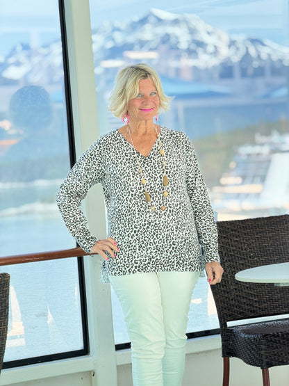 LULU-B CASHMERE CHEETAH V NECK TOP