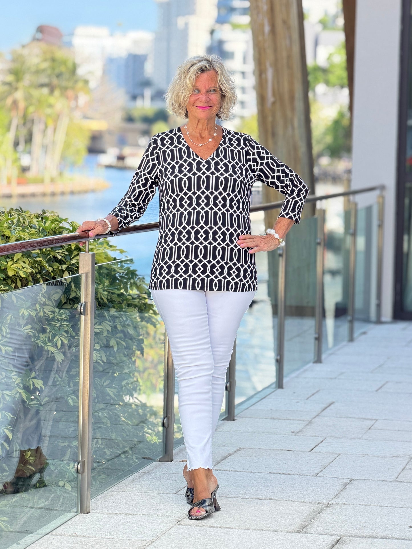 LULU B MIDNIGHT TRELLIS V NECK TOP