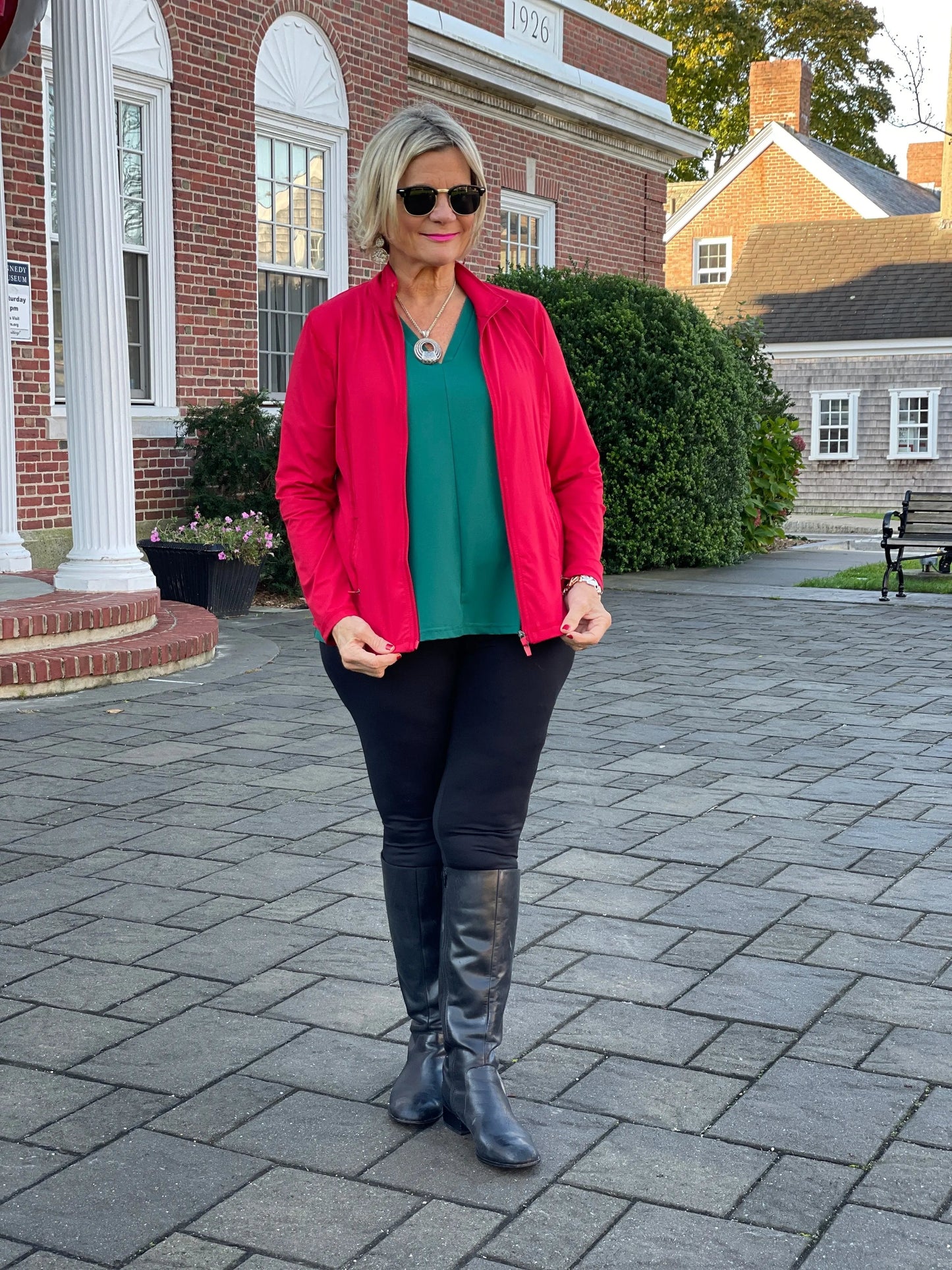 LULU-B EMERALD TAILORED V SLEEVE TOP