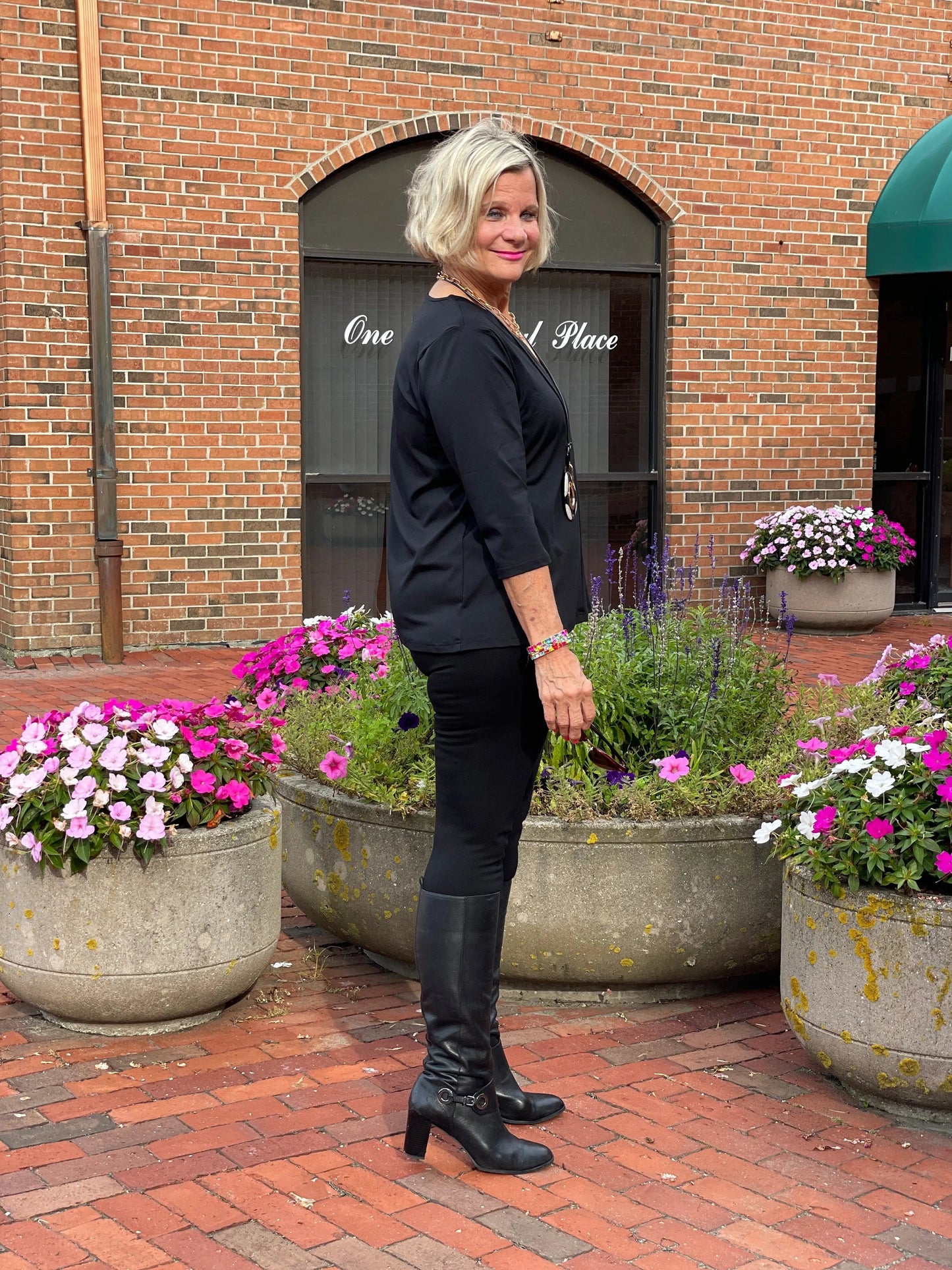 LULU-B BLACK TAILORED V SLEEVE