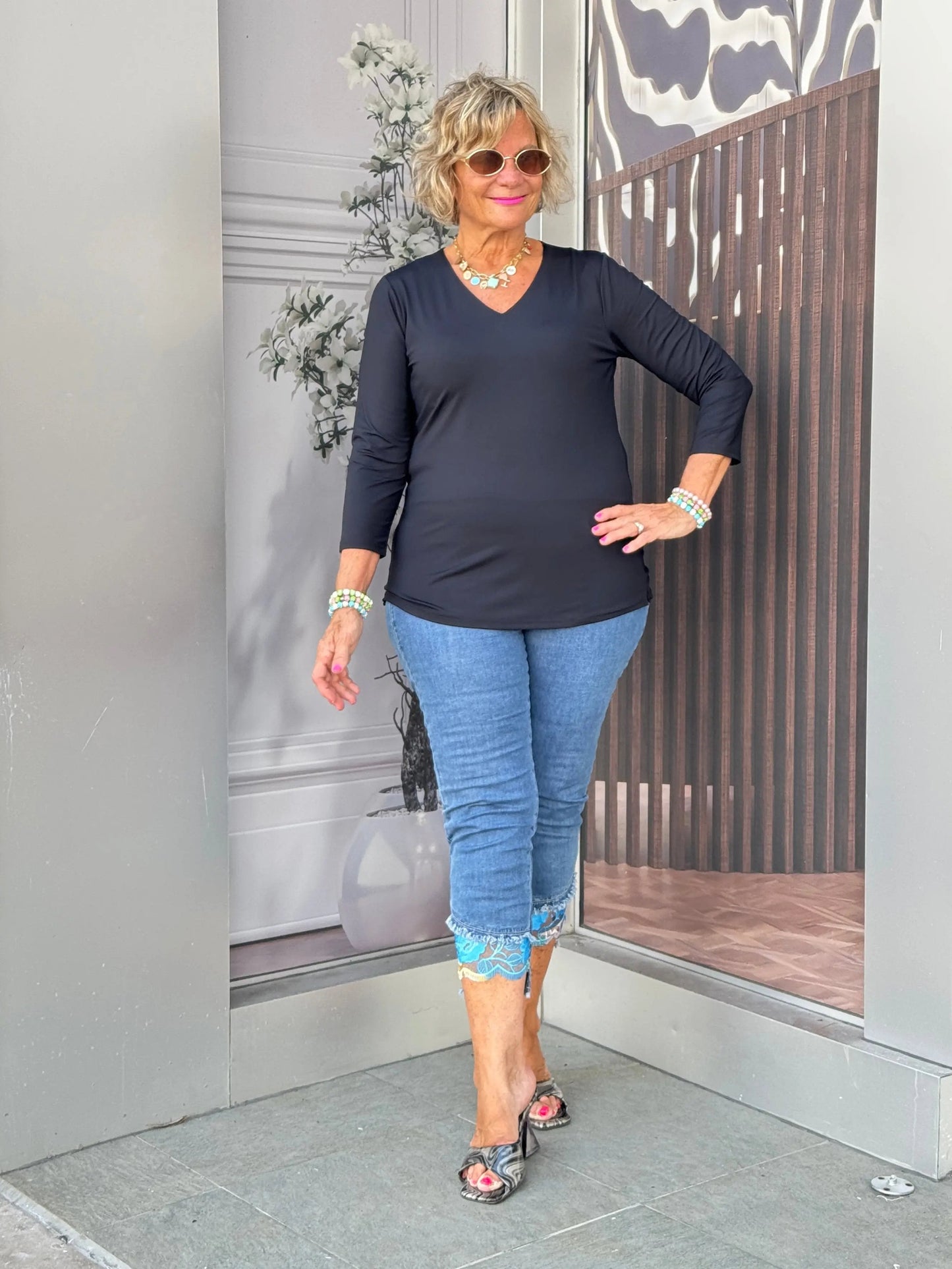 BLACK SLEEVE V-NECK TOP