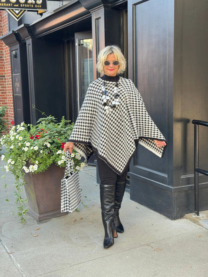FALL CHIC BLACK AND WHITE NECKLACE