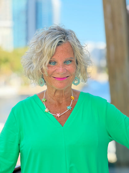 COASTAL GREEN TAILORED SLEEVE V TOP