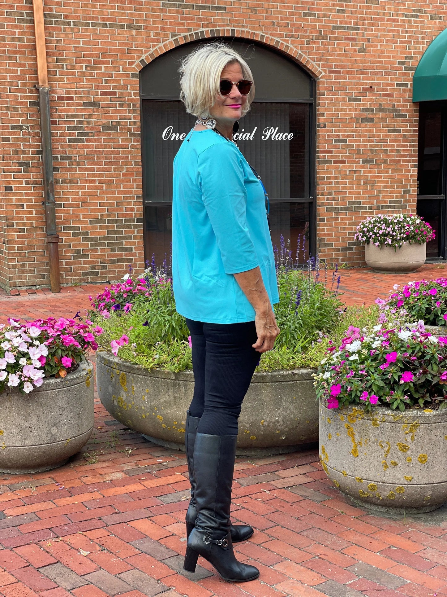 LULU-B AQUA TAILORED V SLEEVE TOP
