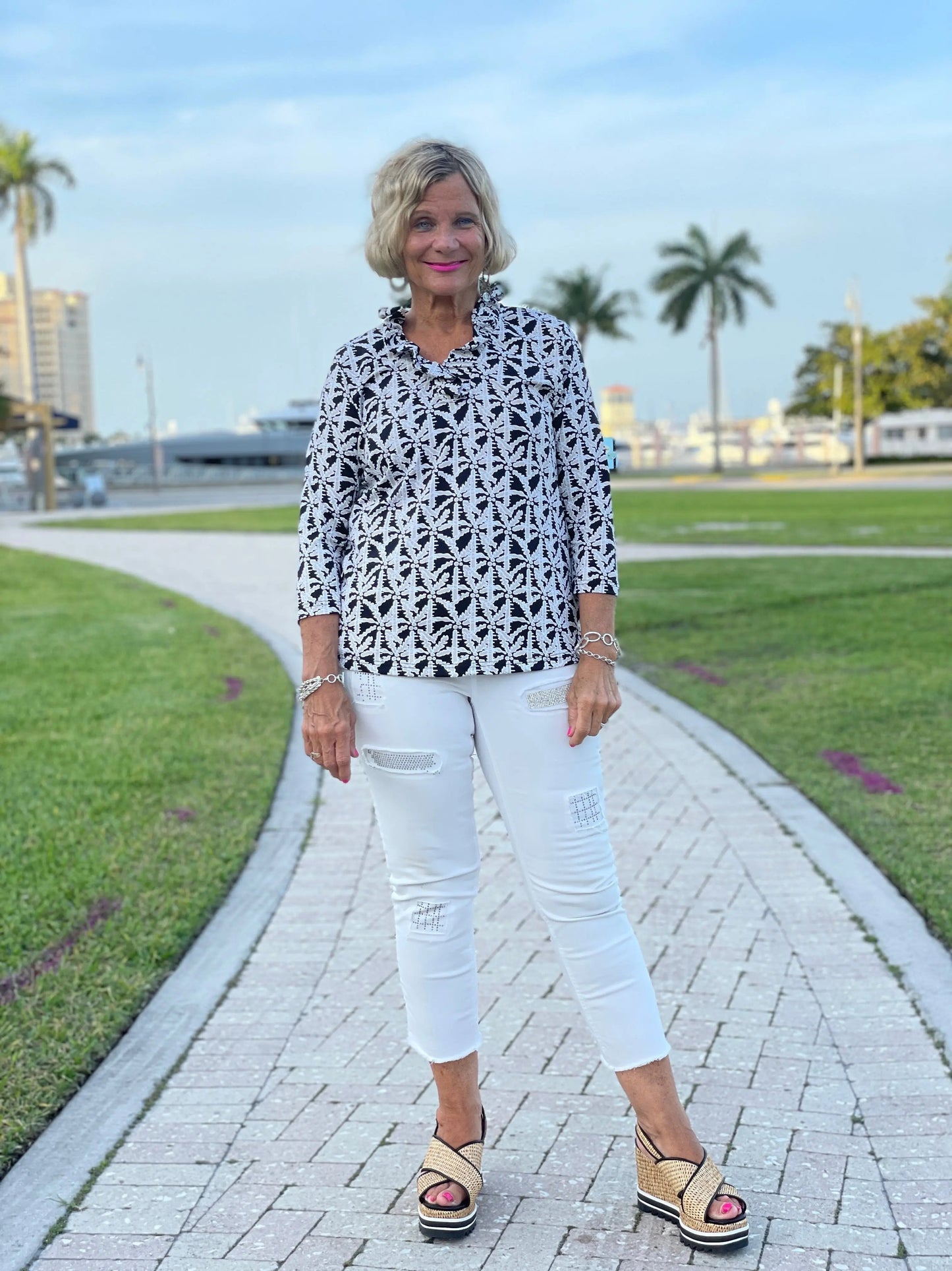 BLACK AND BEIGE 3/25 RUFFLE TOP