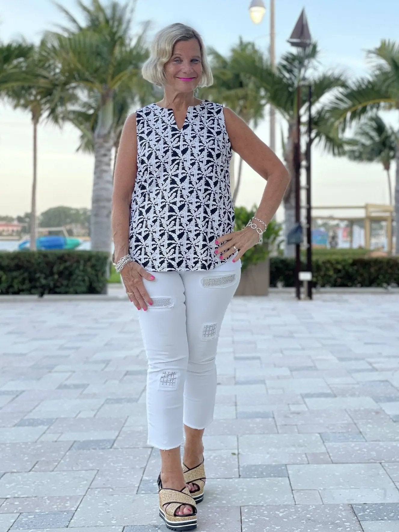 BLACK AND BEIGE SLEEVELESS TOP