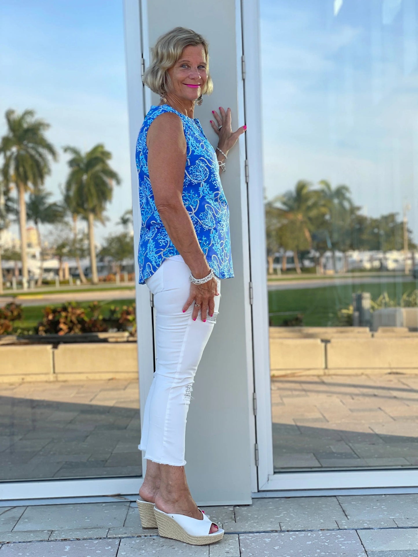 AQUA LANE SLEEVELESS V -NECK