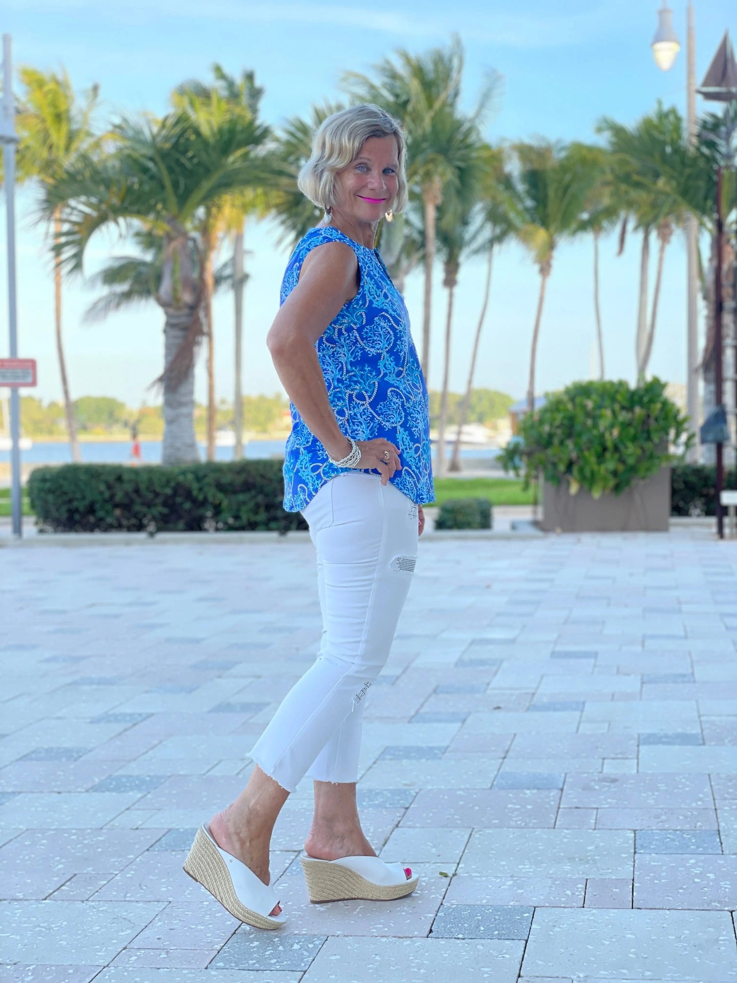 AQUA LANE SLEEVELESS V -NECK