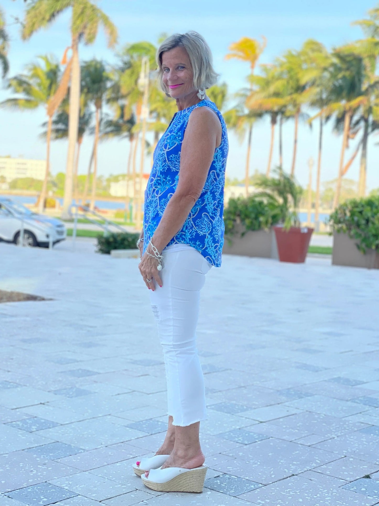 AQUA LANE SLEEVELESS V -NECK