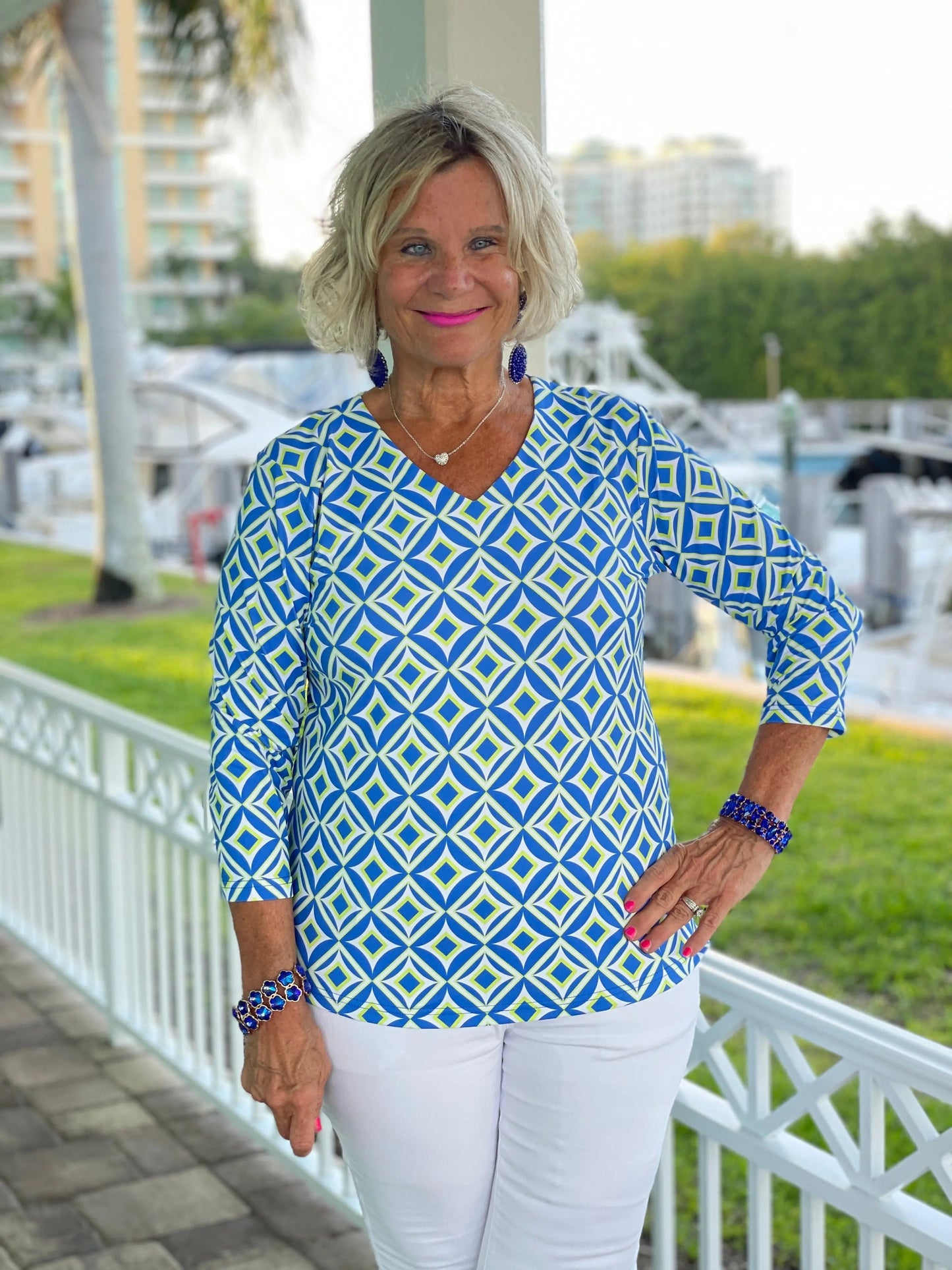 AQUA DIAMONDS V NECK