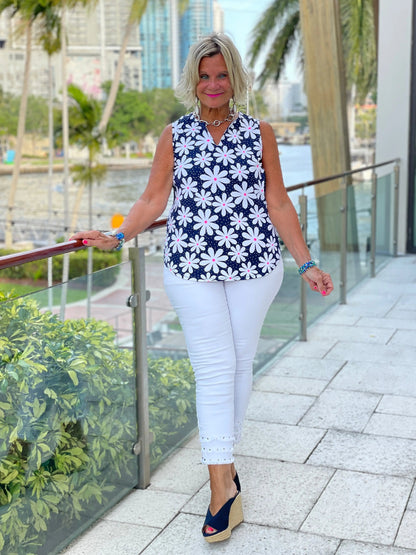 DAISY DAY SLEEVLESS V NECK TOP