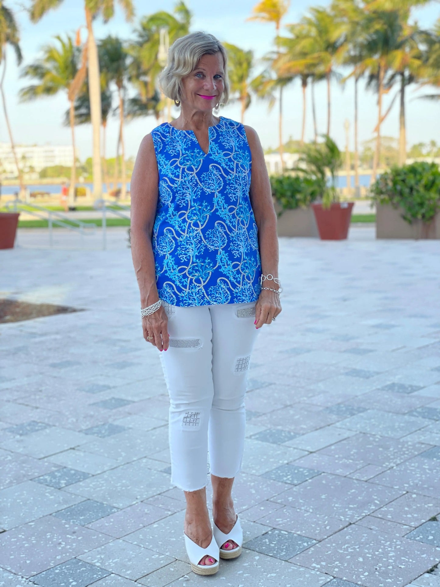 AQUA LANE SLEEVELESS V -NECK