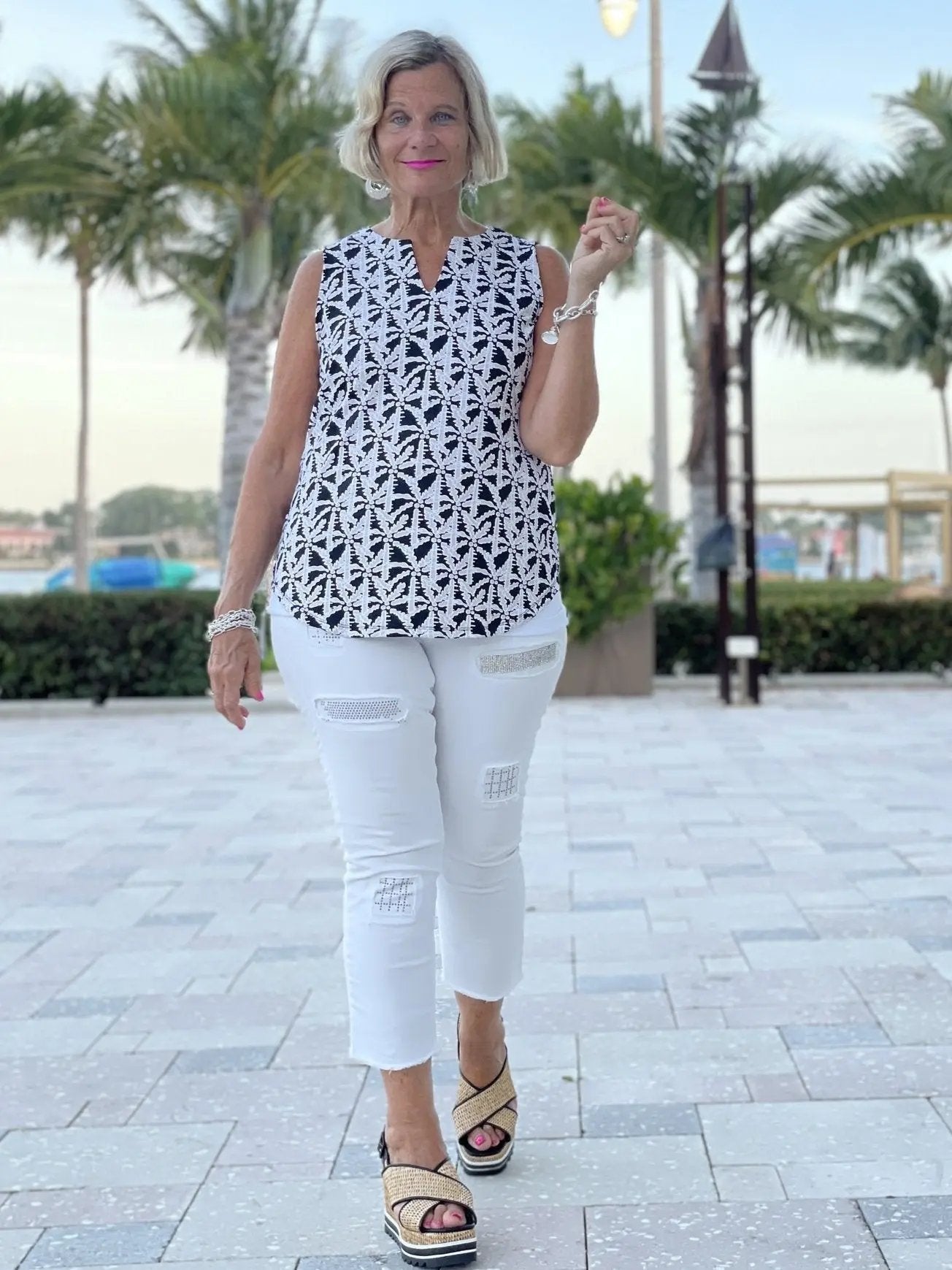 BLACK AND BEIGE SLEEVELESS TOP