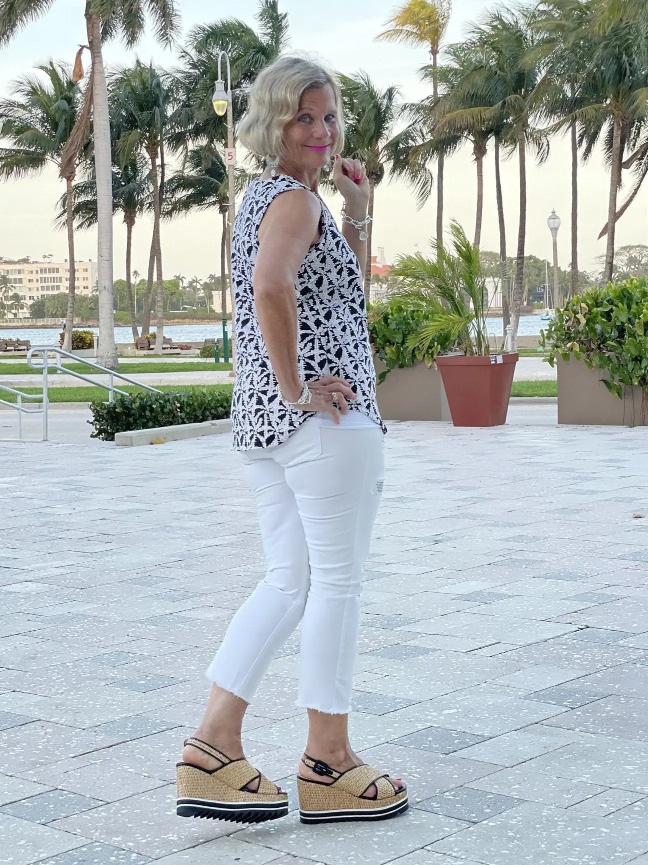 BLACK AND BEIGE SLEEVELESS TOP