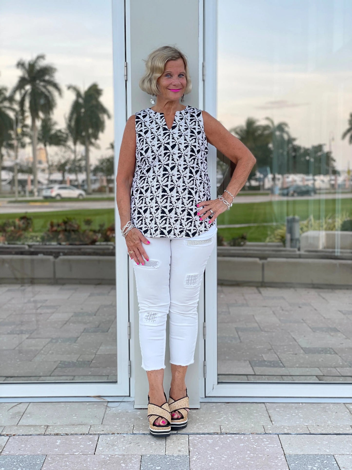 BLACK AND BEIGE SLEEVELESS TOP
